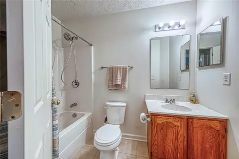Bath - 6466 Lindsey Ln, Export, PA 15632 photo 4 of 5