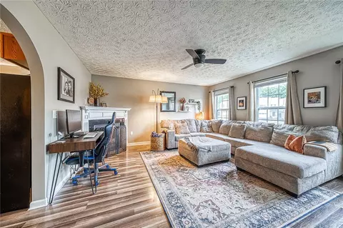 Living - 6466 Lindsey Ln, Export, PA 15632 photo 2 of 3