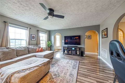 Living - 6466 Lindsey Ln, Export, PA 15632 photo 3 of 3