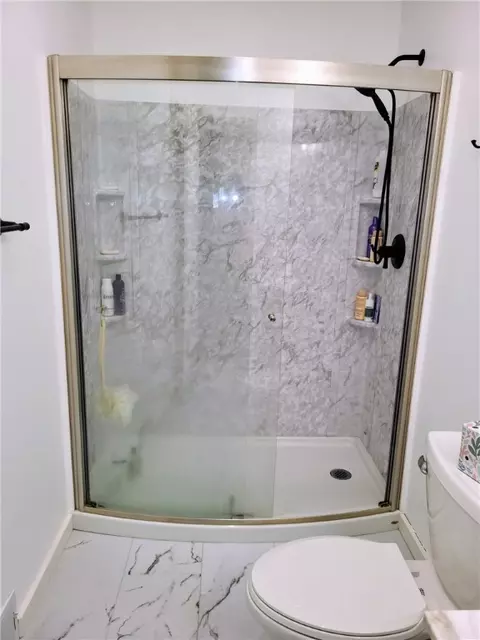 Bath - 628 Grange Dr, Apollo, PA 15613 photo 2 of 3