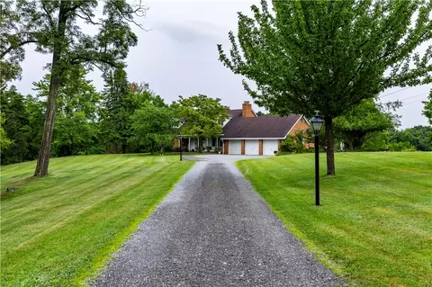 2137 Forest Grove Rd, Coraopolis, PA 15108