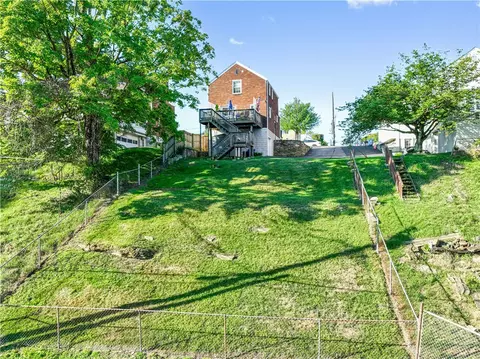 3301 Circle Dr, Pittsburgh, PA 15227 photo 4