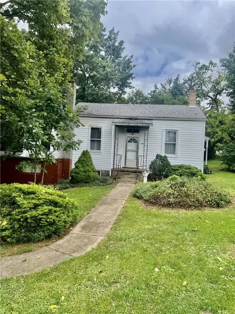 992 Mccoy Rd, Mckees Rocks, PA 15136