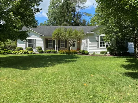 3 Hempfield Dr, Greenville, PA 16125