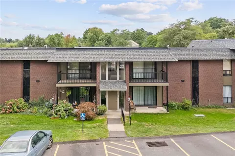 703 College Park Dr #10, Coraopolis, PA 15108