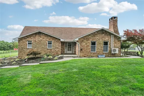 108 Megaludis Ln, Clinton, PA 15026
