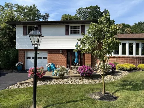 825 Chateau Dr, Ellwood City, PA 16117