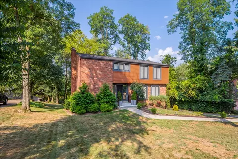 2516 Edgewood Dr, Pittsburgh, PA 15241