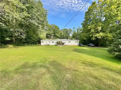 121 Bennet Dr, Ellwood City, PA 16117