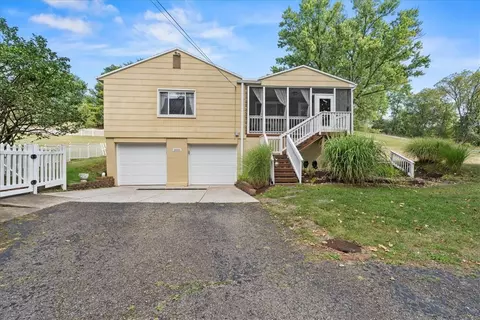 5550 Kings School Rd, Bethel Park, PA 15102