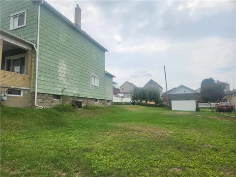 323 Beech St, Vandergrift, PA 15690 photo 10
