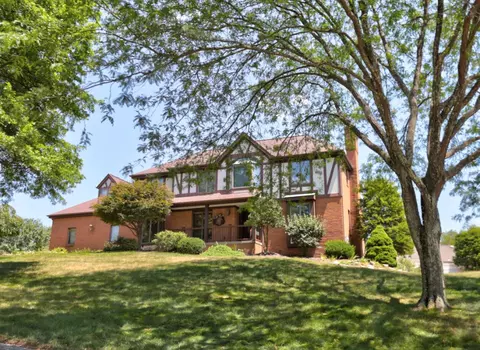 201 Springhouse Dr, Clairton, PA 15025