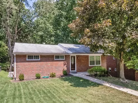 404 Pin Oak Dr, Glenshaw, PA 15116