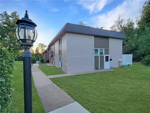 117 College Park Dr, Coraopolis, PA 15108