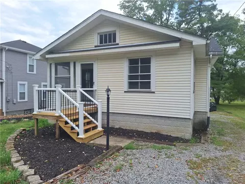 828 Harmony Fisher Ave, Ellwood City, PA 16117