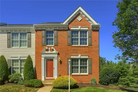 22 Castle View Dr, Mckees Rocks, PA 15136