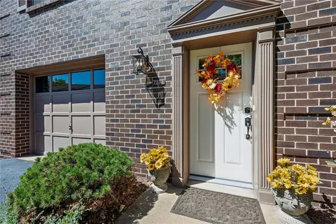 7333 Beacon Hill Dr, Pittsburgh, PA 15221