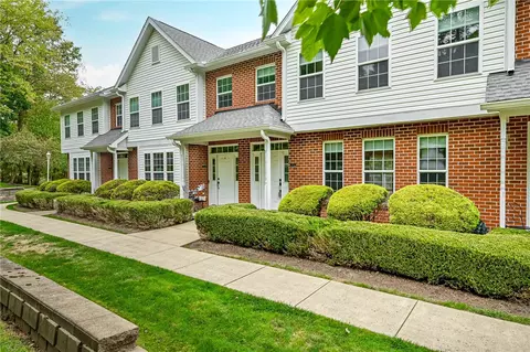202 Lakeview Ct, Mars, PA 16046