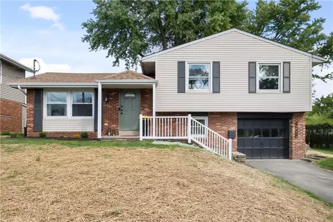 4668 Marina Dr, Homestead, PA 15120