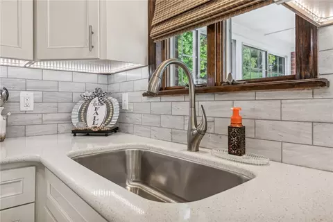 Kitchen - 13511 Ormsby Dr, Irwin, PA 15642 photo 4 of 6