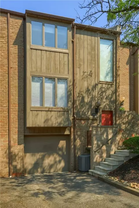 292 Elm Ct, Pittsburgh, PA 15237