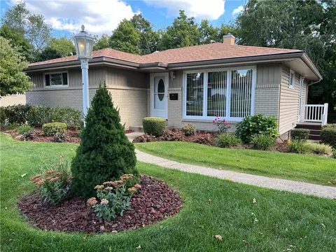 560 Arizona Dr, New Kensington, PA 15068