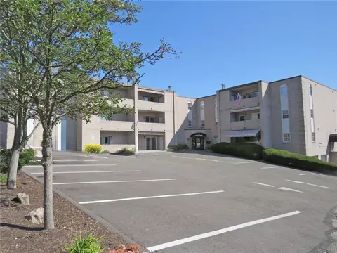 103 Woodstone Ln #52, New Kensington, PA 15068