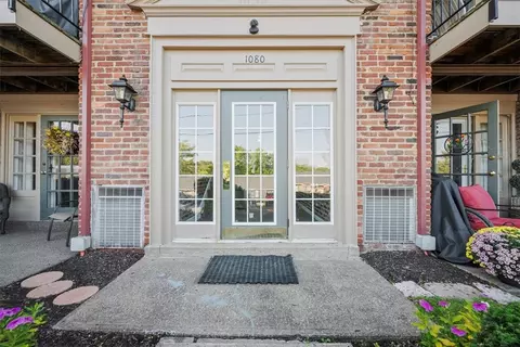 1080 Chatham Park Dr #E, Pittsburgh, PA 15216