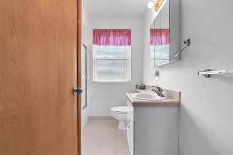 Bath - 2916 Devlin St, Pittsburgh, PA 15210 photo 1 of 2