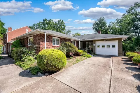 1061 Edgewood Rd, New Kensington, PA 15068