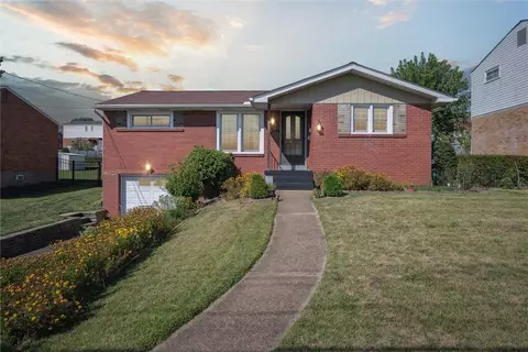 426 Elaine Dr, Pittsburgh, PA 15236