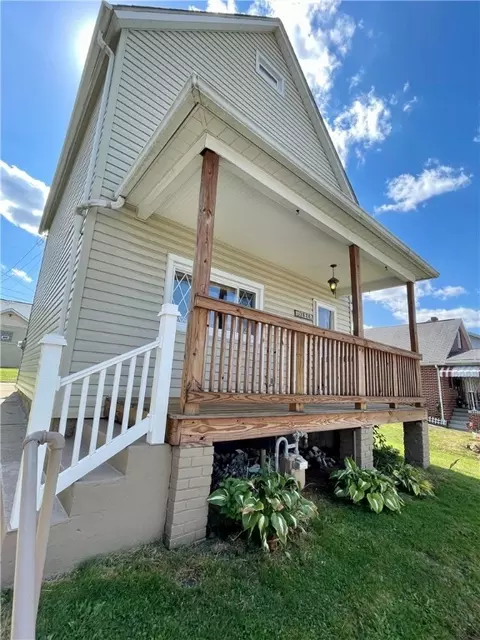 307 Elm St, Vandergrift, PA 15690 photo 2