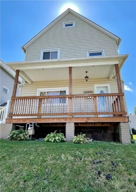307 Elm St, Vandergrift, PA 15690 photo 3
