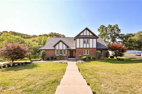 180 Rustic Dr, Irwin, PA 15642