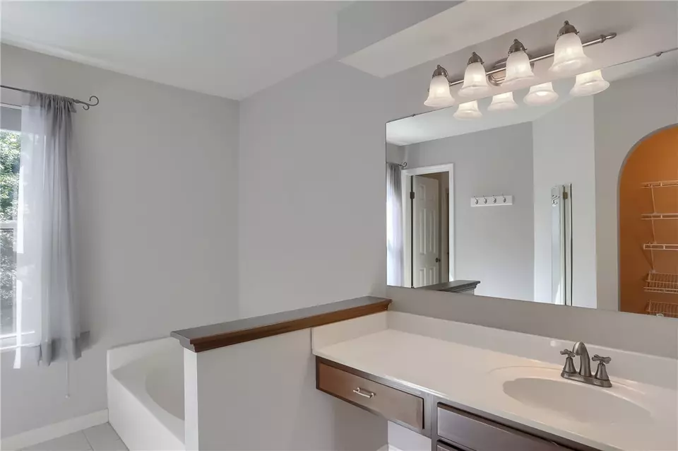 Bath - 119 Woodbine Dr, Cranberry Township, PA 16066 photo 2 of 6