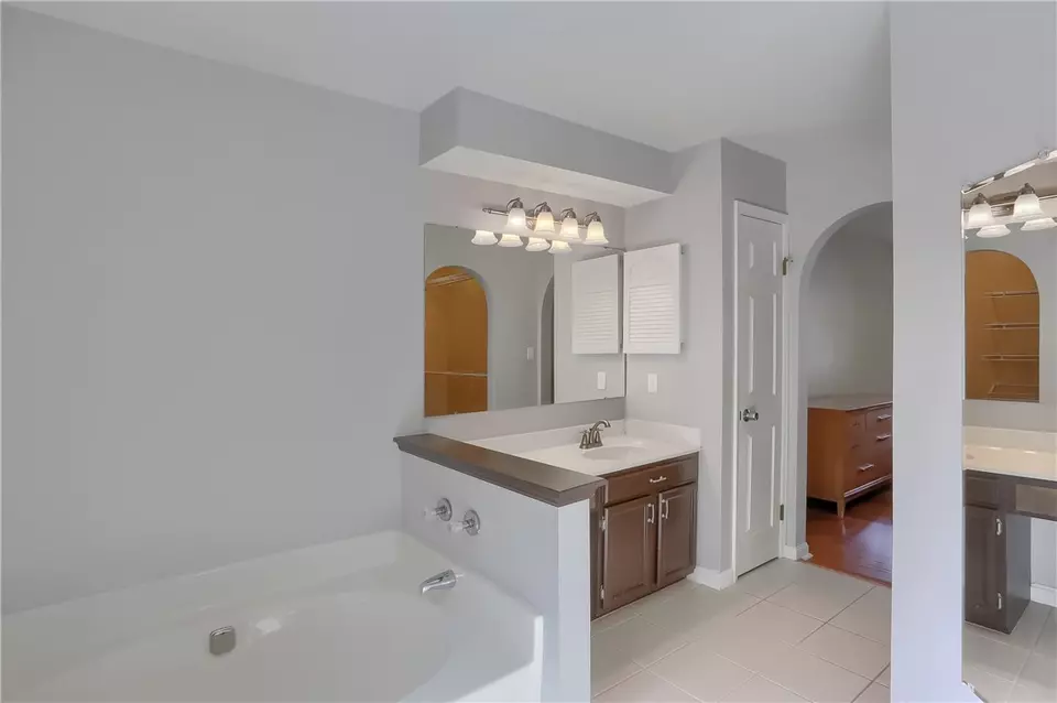 Bath - 119 Woodbine Dr, Cranberry Township, PA 16066 photo 4 of 6