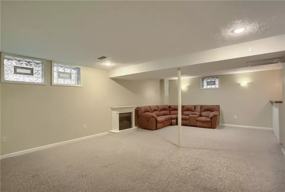 Living - 119 Woodbine Dr, Cranberry Township, PA 16066 photo 6 of 8