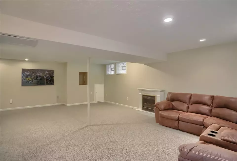 Living - 119 Woodbine Dr, Cranberry Township, PA 16066 photo 8 of 8