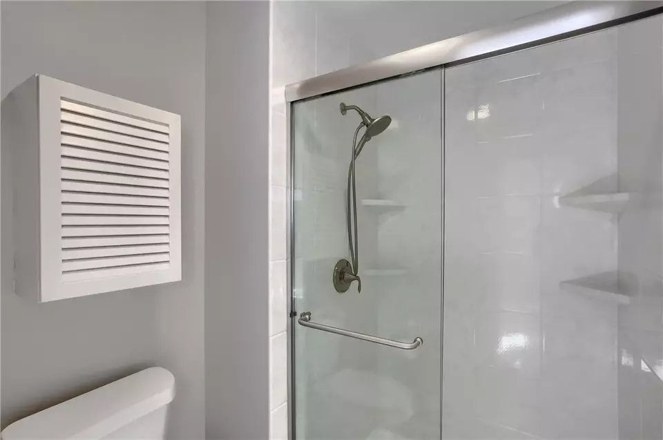 Bath - 119 Woodbine Dr, Cranberry Township, PA 16066 photo 3 of 6