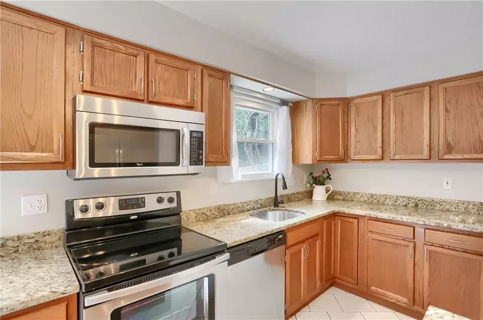 Kitchen - 119 Woodbine Dr, Cranberry Township, PA 16066 photo 4 of 6