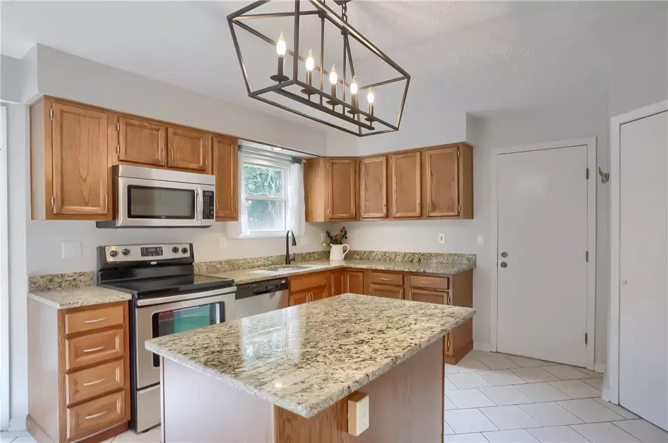 Kitchen - 119 Woodbine Dr, Cranberry Township, PA 16066 photo 3 of 6