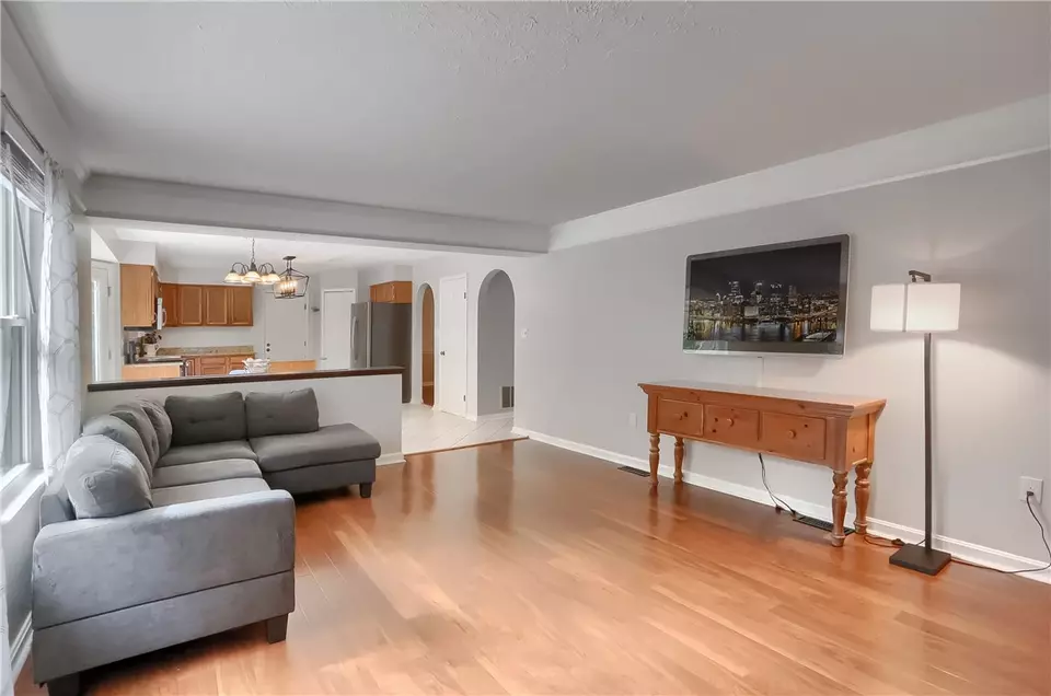 Living - 119 Woodbine Dr, Cranberry Township, PA 16066 photo 5 of 8