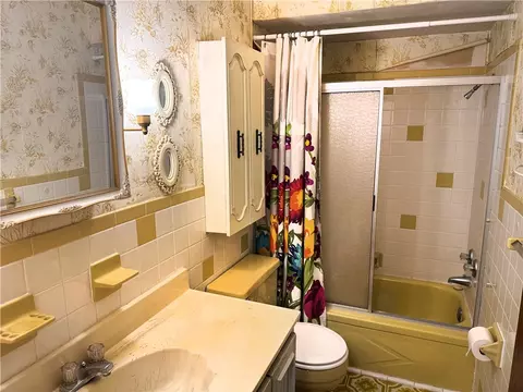 Bath - 4009 Washington St, Export, PA 15632 photo 1 of 1