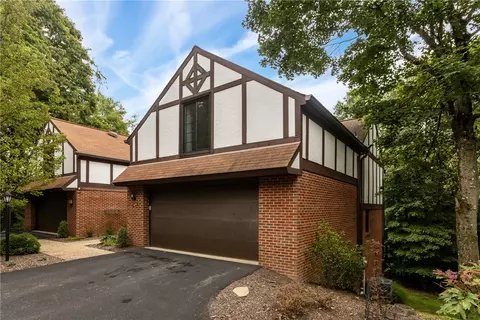 302 Rolling Hills Dr, Sewickley, PA 15143