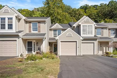 227 Commons Dr, Oakmont, PA 15139