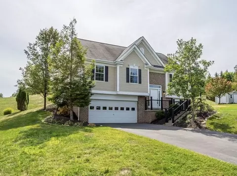 313 Hickory Nut Dr, Eighty Four, PA 15330 photo 2