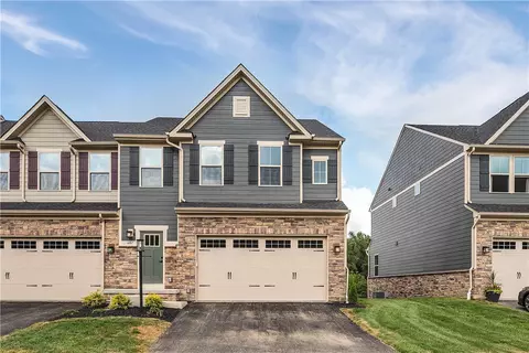 6007 Kapalua Ln, Jeannette, PA 15644