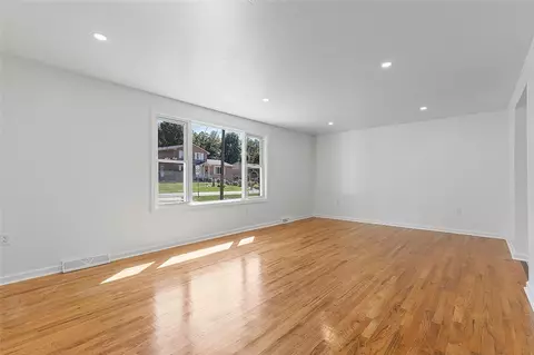 Living - 11413 Drop Rd, Irwin, PA 15642 photo 2 of 5