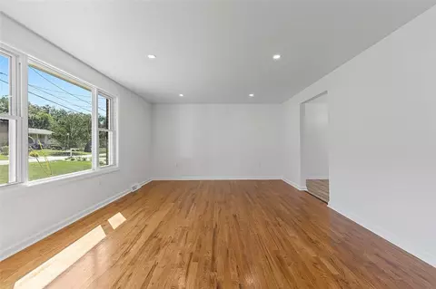 Living - 11413 Drop Rd, Irwin, PA 15642 photo 3 of 5