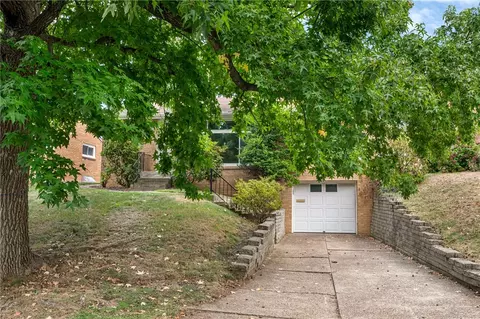 2348 Oak Manor Dr, Pittsburgh, PA 15220